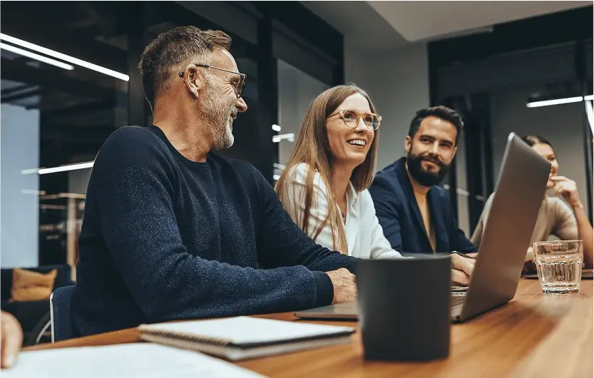 Equipo frente ordenador