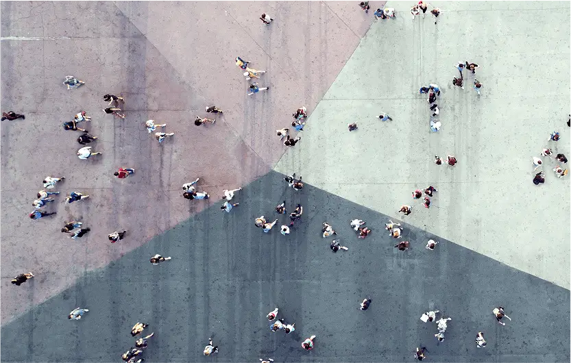 Imagen aérea de personas caminando
